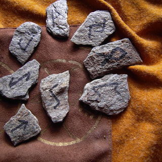 Waarzegster met runen stenen